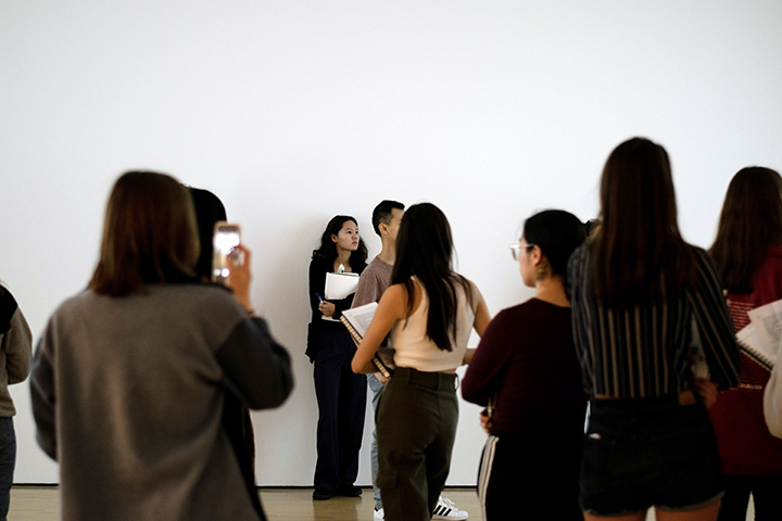 Une visite au Musée d’art contemporain pour les étudiant.e.s en Art et design