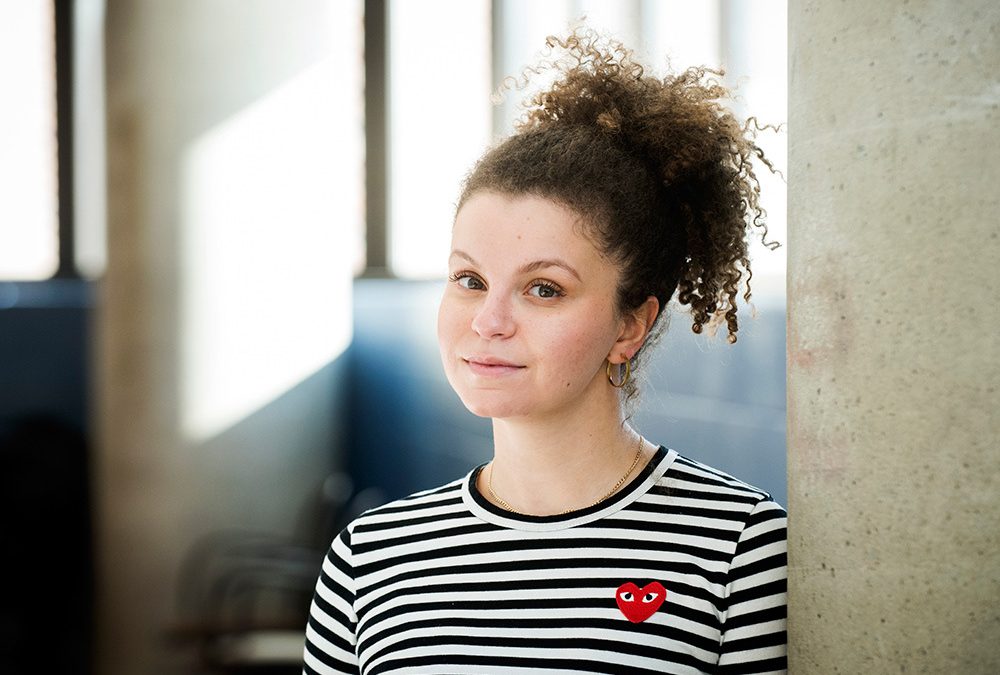 Mayssa Ferah (DEC ALC 2014) parle du travail de journaliste de terrain à La Presse